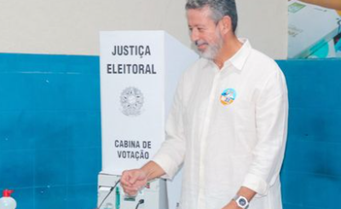 Arthur Lira durante a votação no munícipio de Pilar no primeiro turno das eleições