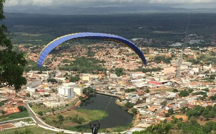 Parapentes colidem no ar no Guarujá e um morre