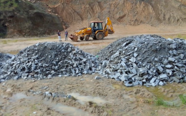 Prefeitura realiza serviços de recuperação de estradas