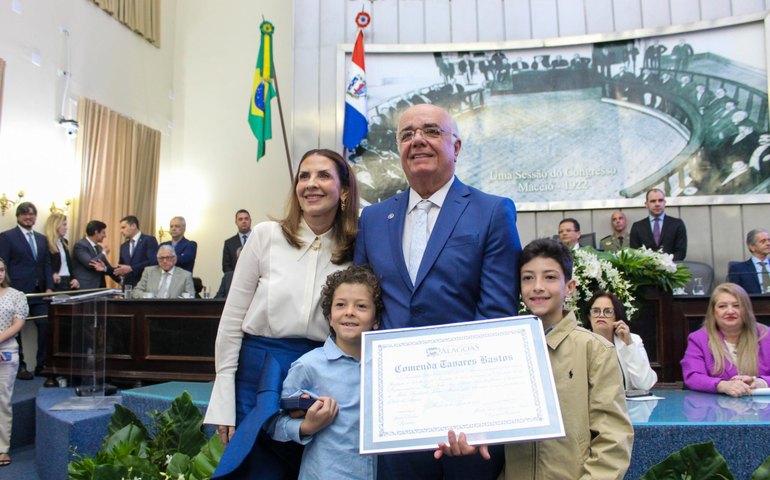 Com presença de Ronaldo Lessa, ALE homenageia Fábio Farias com a Comenda Tavares Bastos