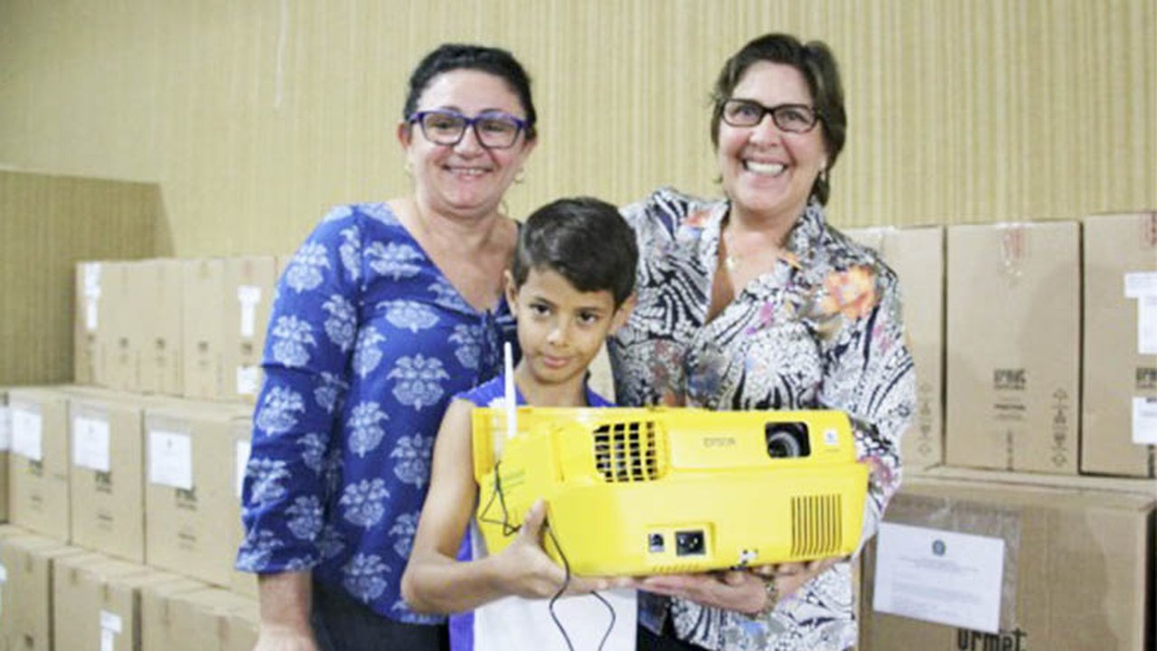 Arapiraca: Célia Rocha entrega 80 equipamentos de informática à Educação