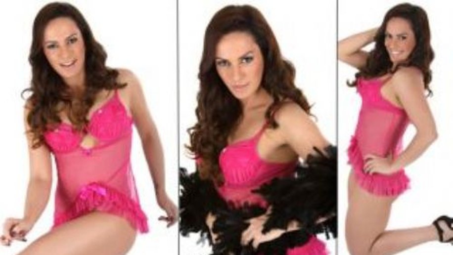 Em meio a processo contra pastor, Núbia Oliiver posa de lingerie