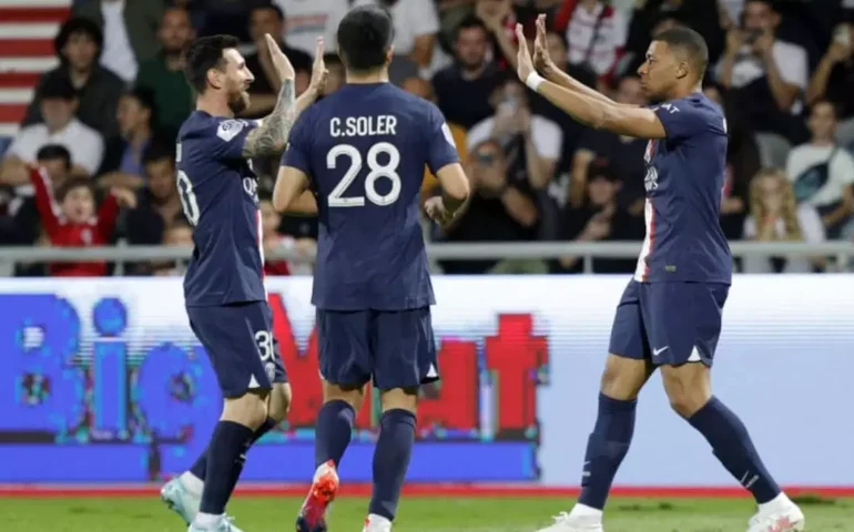 Em volta ao PSG, Messi recebe vaias, passa em branco e vê goleada sobre Ajaccio
