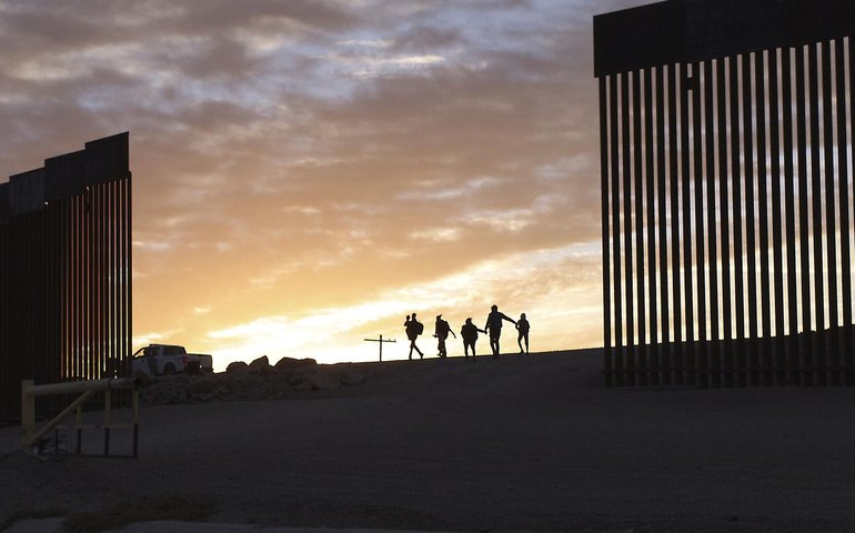 EUA suspendem pedidos de imigração para migrantes latino-americanos admitidos sob Biden, diz mídia