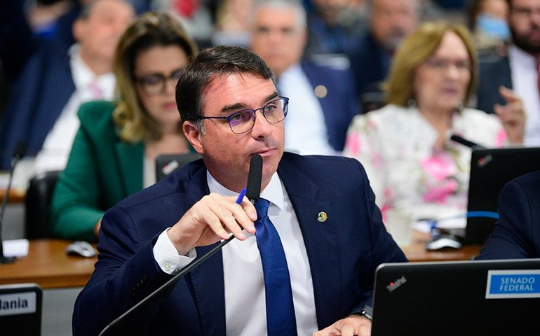 Senadores de oposição apresentam projetos para sustar decreto contra armas