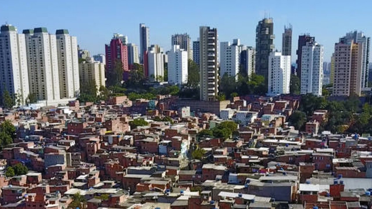 Na favela, escola vira centro para morador se isolar