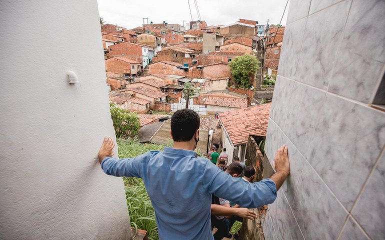 Prefeito JHC acompanha danos causados pelas chuvas e anuncia ação integrada