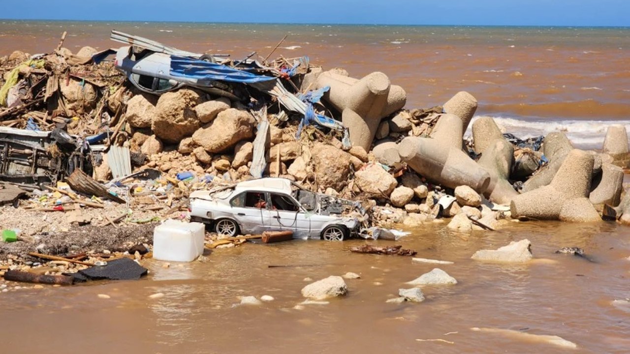 Repressão política de governo extraoficial líbio aumenta tragédia humana após históricas inundações em Derna
