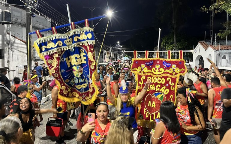 HGE na Folia desfila pelas ruas do Jaraguá apresentando o bloco Coração na Folia