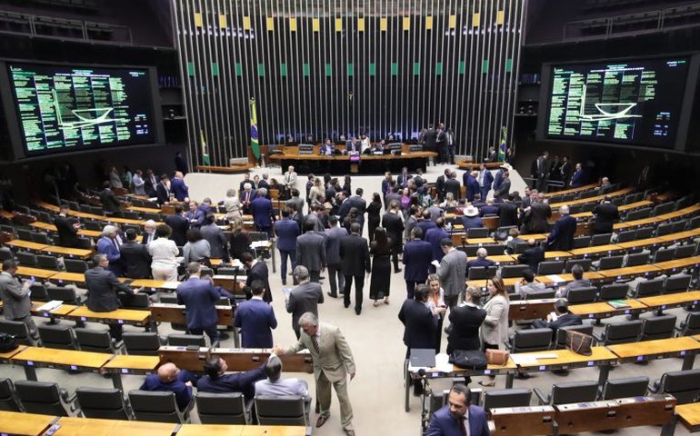 Câmara aprova PL que aumenta arrecadação em R$ 16,8 bi em 2025; texto vai ao Senado