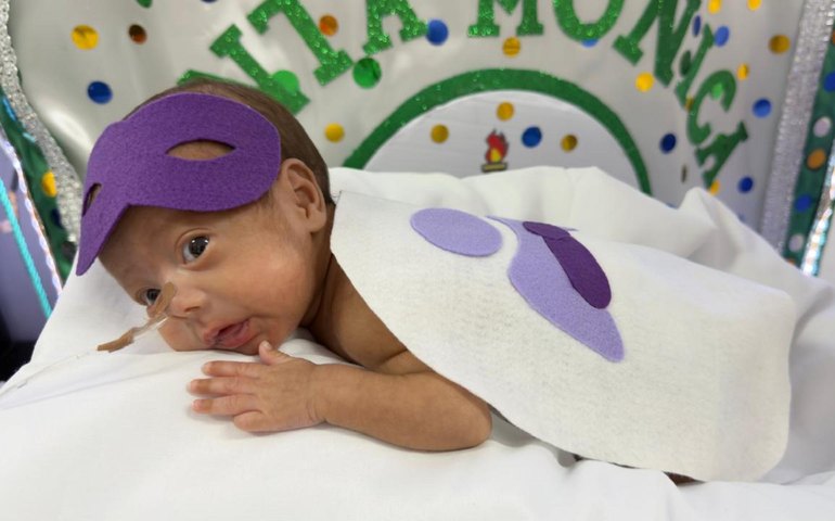 Maternidade Santa Mônica faz book de Carnaval com bebês e alerta para cuidados durante a folia