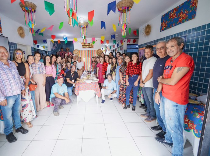 Prefeita Tia Júlia prestigia café junino da Semede