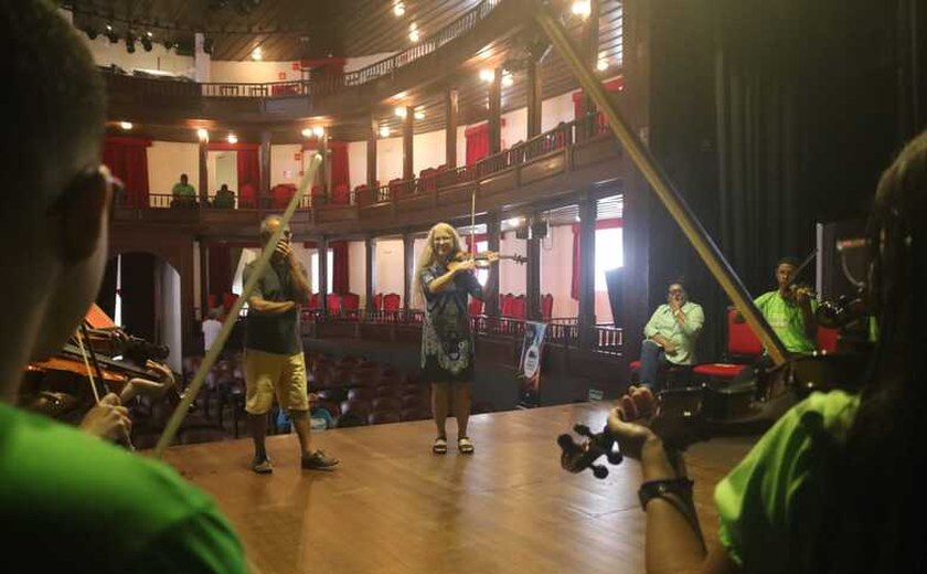 Jovens de projetos sociais participam de oficina internacional no Festival de Música de Penedo