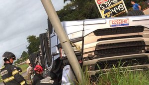 Sergipano morre após caminhão carregado de laranja capotar em Pernambuco