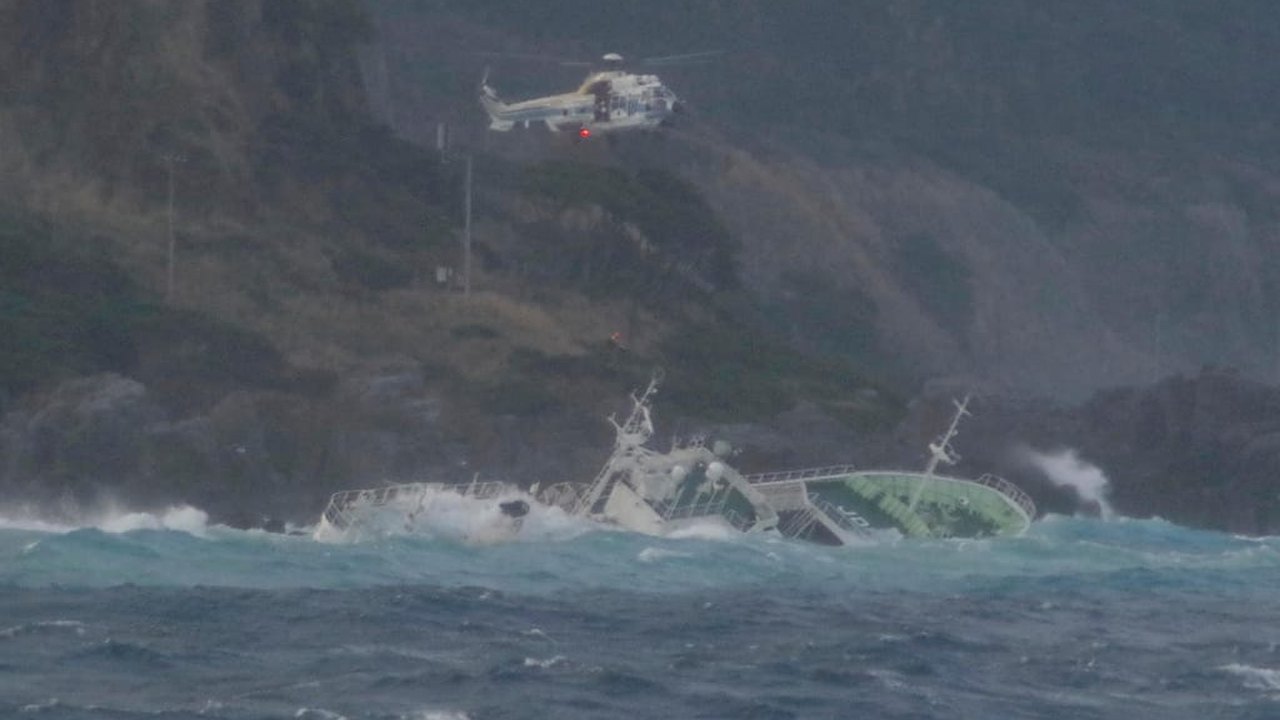 Dois helicópteros da Marinha do Japão caem no oceano e deixam um morto e sete desaparecidos