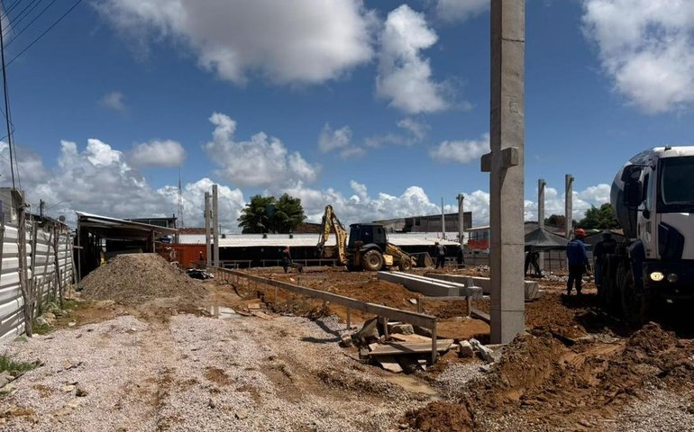 Prefeitura avança na instalação dos pilares do novo mercado público do Jacintinho