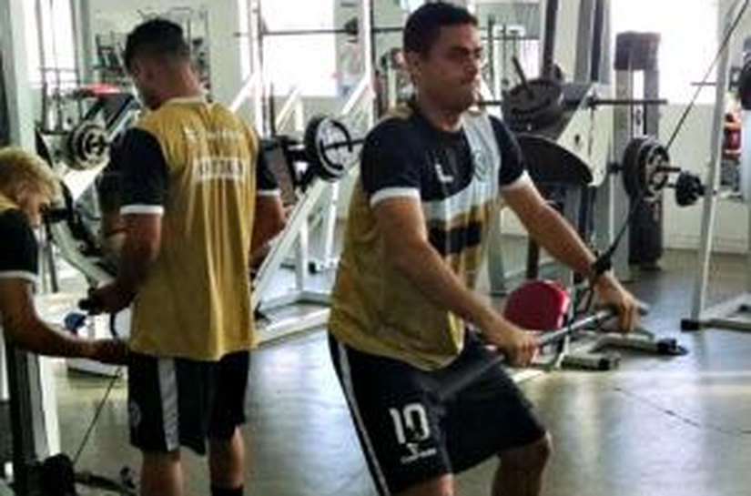 Alvinegros realizam treinos intensos no estádio e na academia