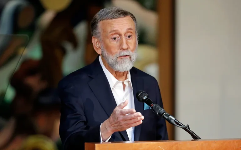 Cantor e compositor Ray Stevens, vencedor do Grammy, está se recuperando após fraturar o pescoço
