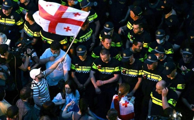 Polícia da Geórgia é acusada de reprimir manifestação contra lei de influência estrangeira inspirada na Rússia