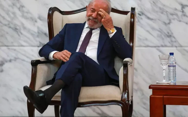 Lula sobrevoará áreas atingidas por chuvas em MG; mortos chegam a 68