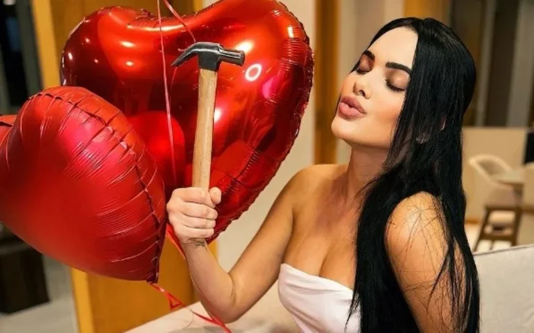 Influenciadora Emily Garcia rasga a orelha após usar brinco: 'Pelo menos tenho segundo furo'