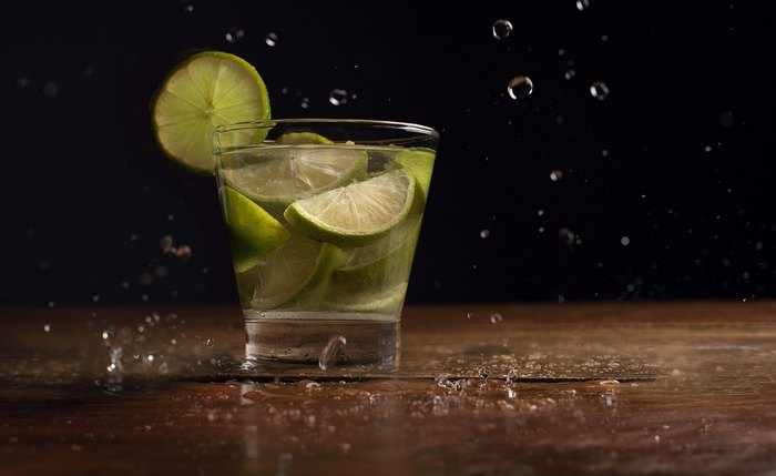 Caipirinha tradicional é a base de cachaça Caipirinha tradicional é a base de cachaça