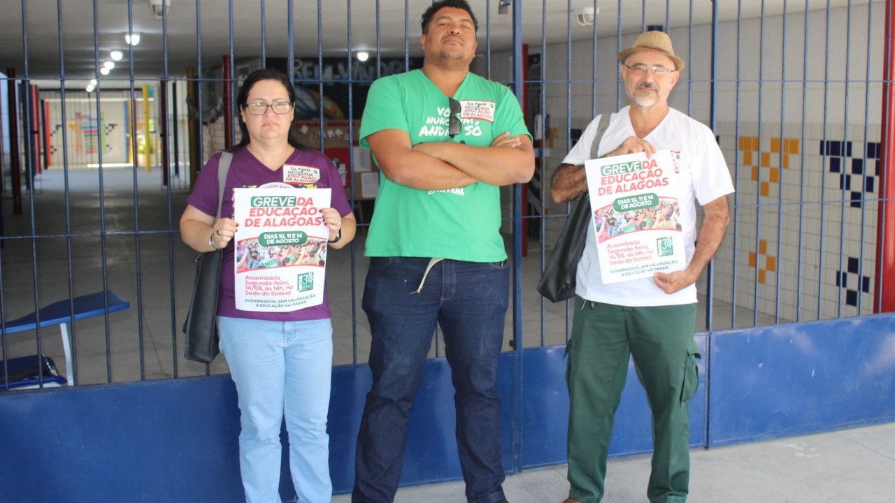 Em 1º dia de greve, adesão chega a 55% das escolas estaduais