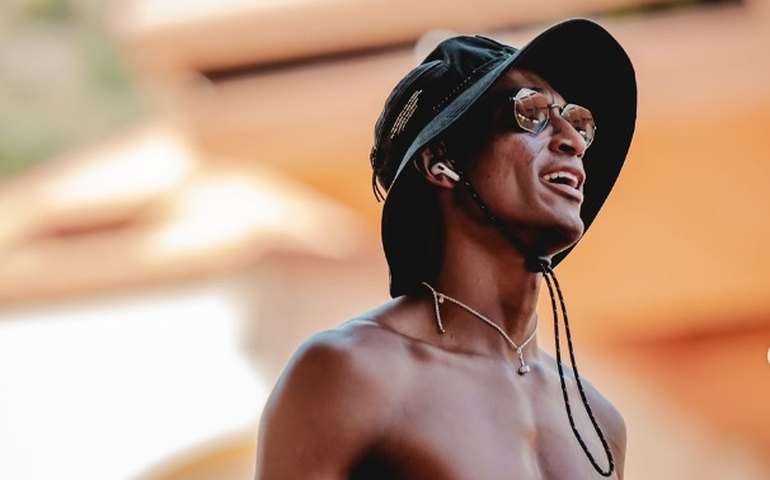 Alison dos Santos tira o pé, se assusta com posição, mas avança nos 400m com barreiras em Paris