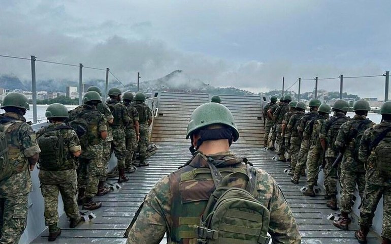 Marinha segue tendência global de banir celulares em quartéis para proteger dados, diz analista