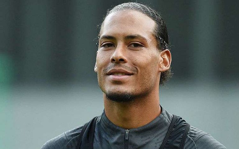 Cirurgia de Van Dijk é bem-sucedida, mas Liverpool evita prever retorno