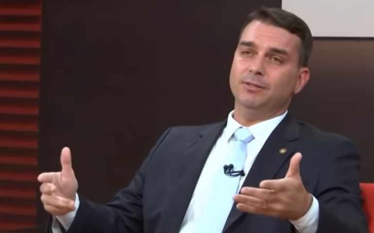 Ex-assessor de Flávio Bolsonaro não era paciente, dizem hospitais de Atibaia