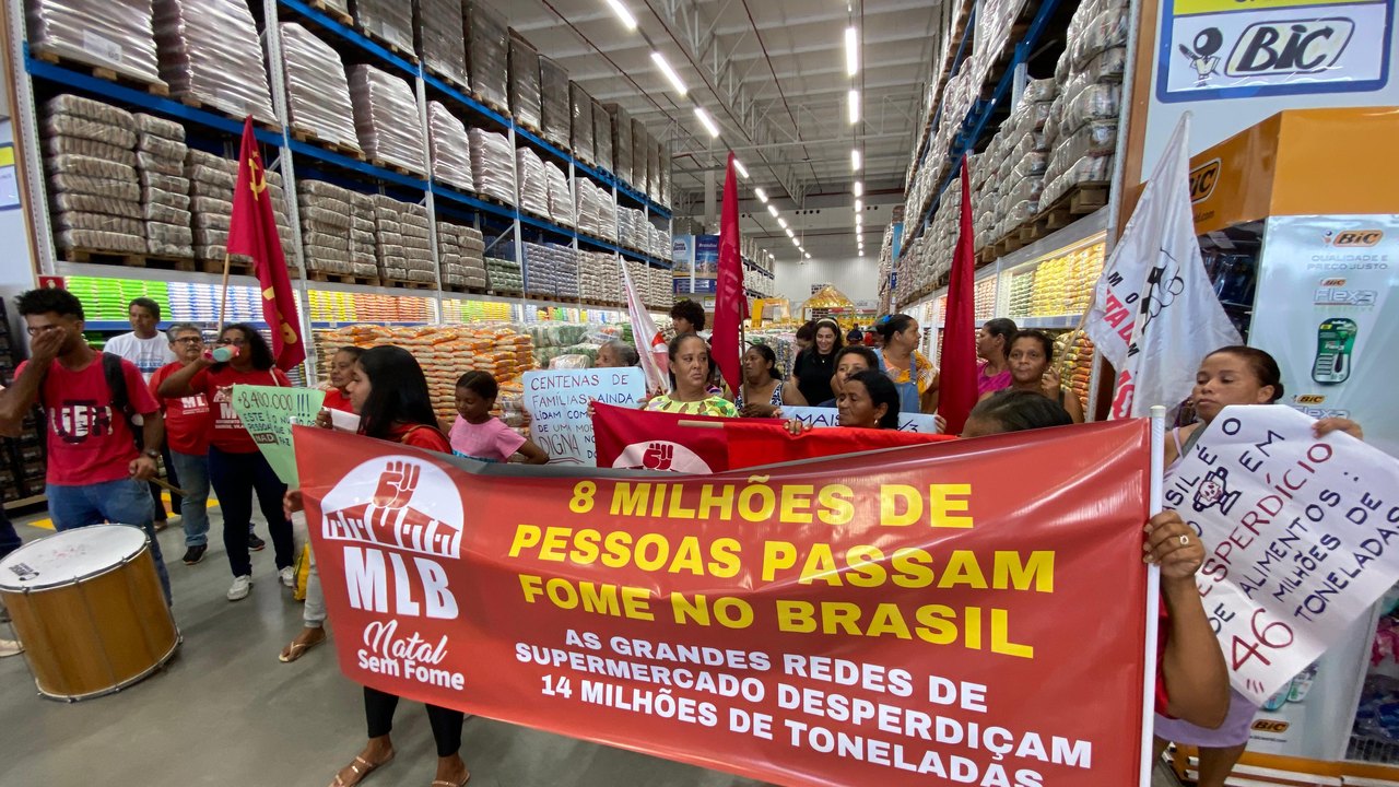 Famílias ocupam supermercado para denunciar altos lucros com os alimentos