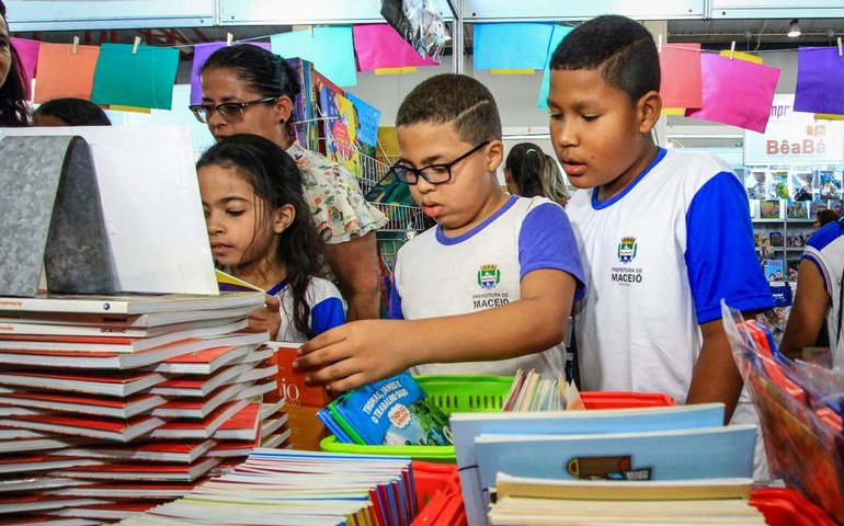 Com parceria entre Prefeitura e Ufal, Bienal do Livro toma conta das ruas do Jaraguá