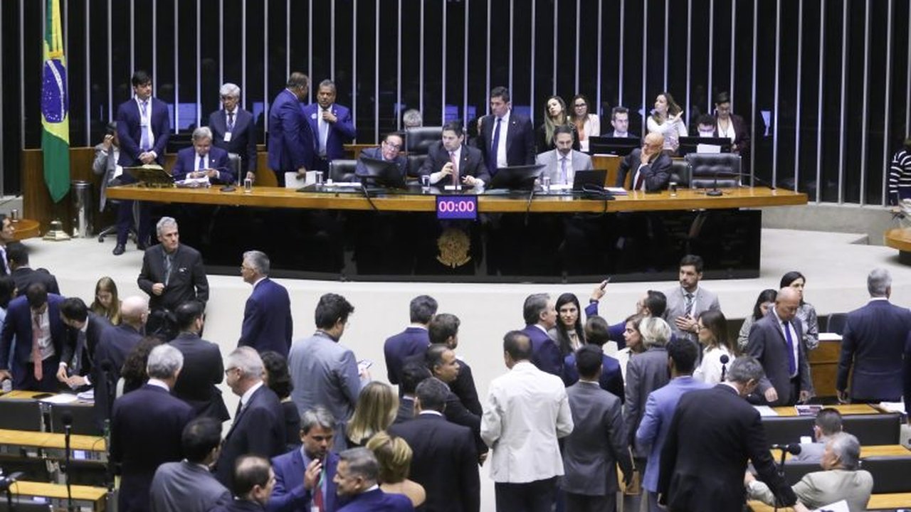 Deputados derrubam decreto do governo que elevava o IOF