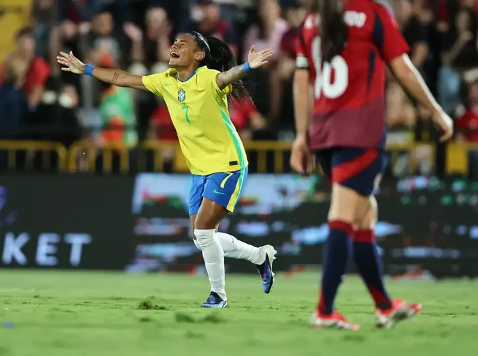 Câmara aprova lei com medidas para promover futebol feminino no Brasil