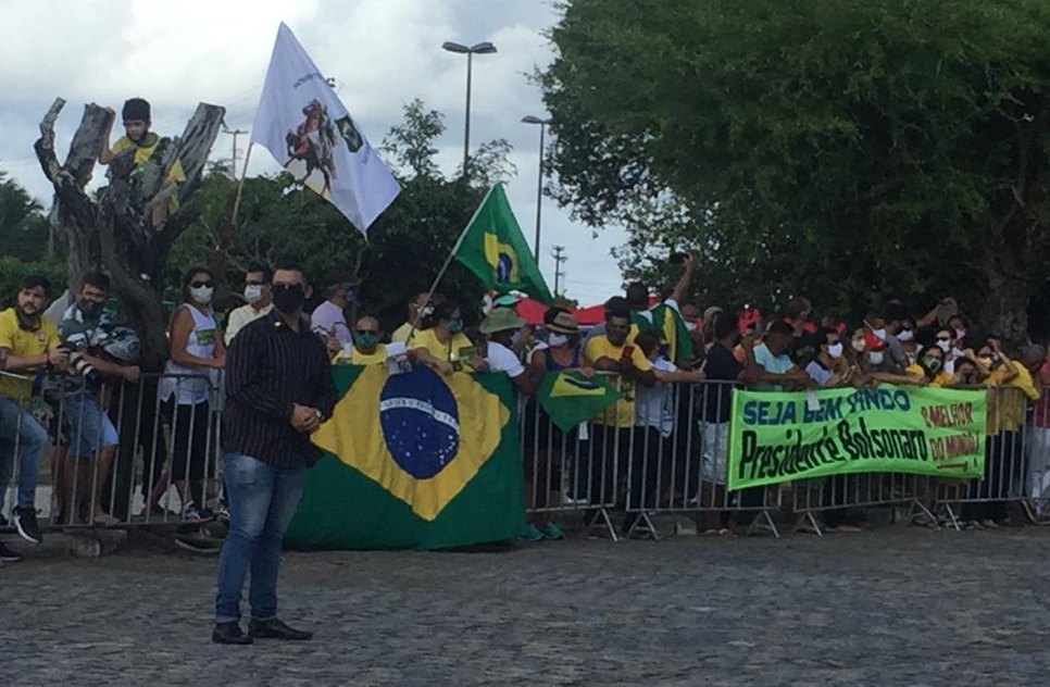 pessoas aguardam a chegada de Bolsonaro