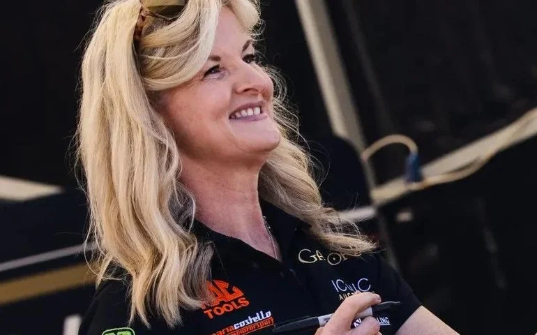'Rainha dos Motociclistas' britânica sofre grave acidente no Isle of Man TT