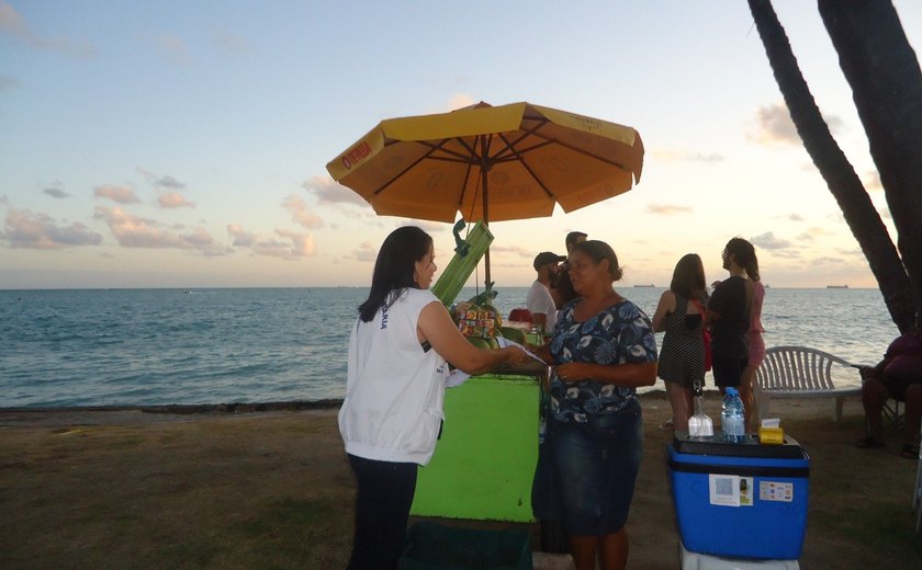 Vigilância Sanitária de Maceió orienta vendedores de alimentos da orla marítima