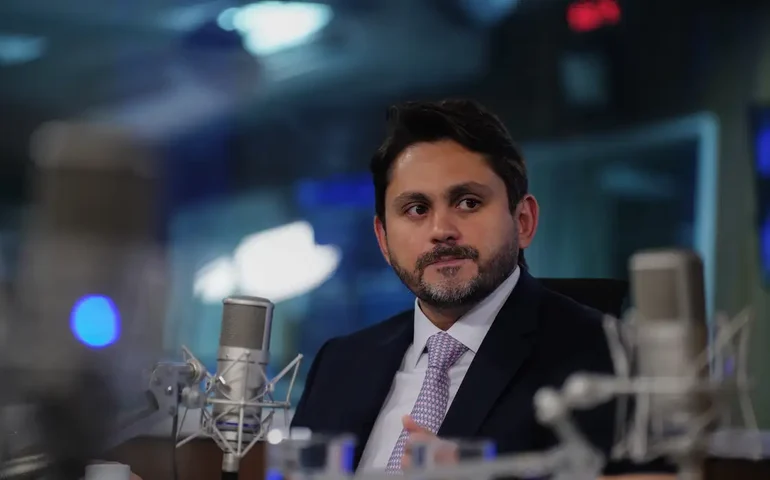 Juscelino Filho oficializa demissão do Ministério das Comunicações