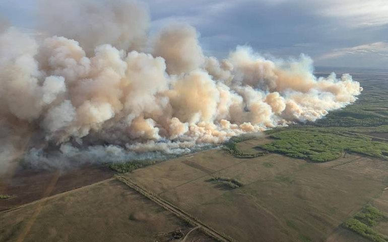 Incêndios florestais expulsam milhares de casa no Canadá