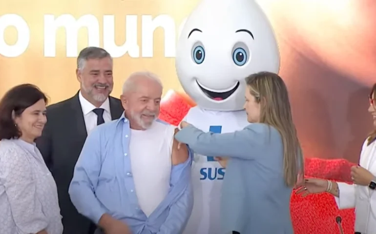 Lula toma vacina contra gripe no Planalto e alfineta Bolsonaro: 'Não vira jacaré'