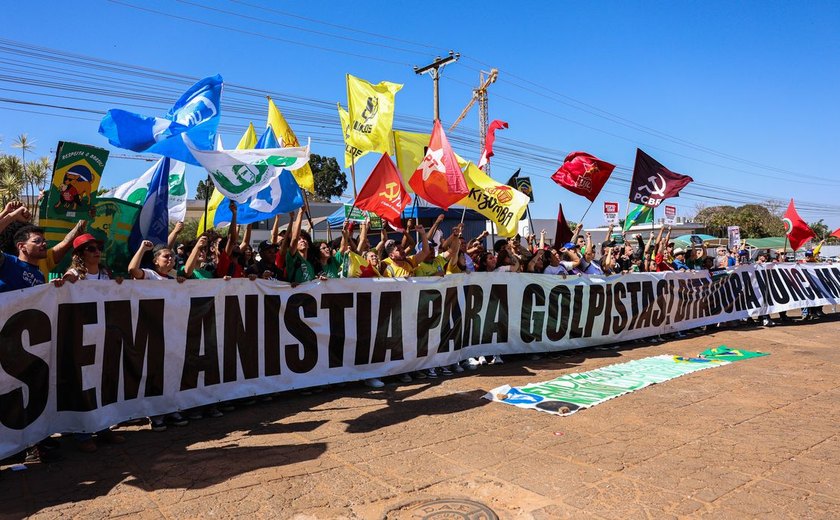Manifestantes queimam bandeira dos EUA e boneco de Trump em embaixada