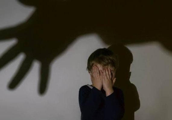 Lutador acusado de espancar enteado de 4 anos se entrega à polícia