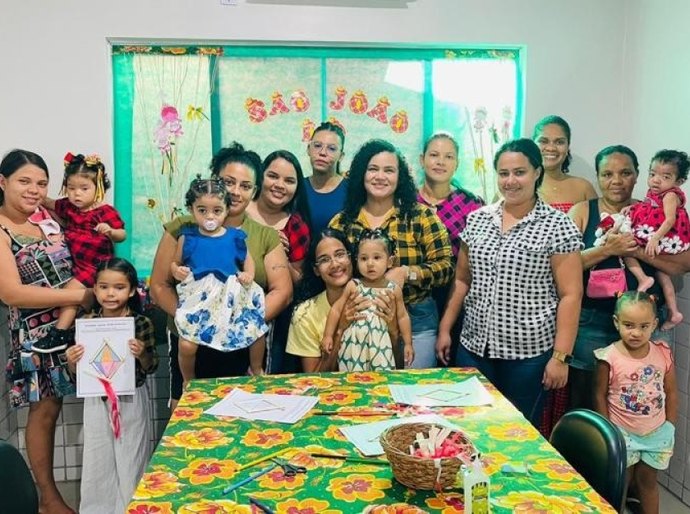 Programa Criança Feliz de Campo Alegre promove oficina de criação de balão junino