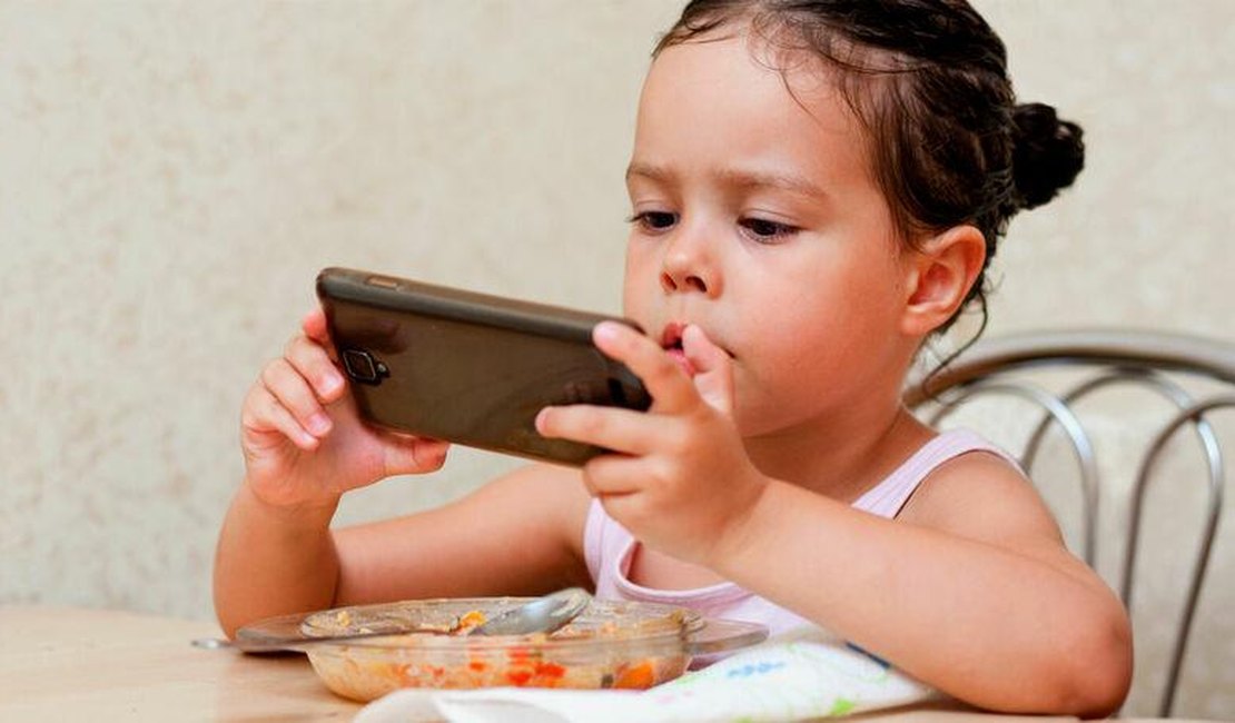 Comer enquanto mexe no celular aumenta os riscos de ganho de peso