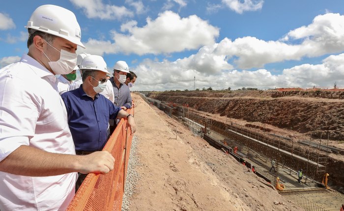 Ao lado de Rogério Marinho, governador Renan Filho inspecionou as obras do trecho 4