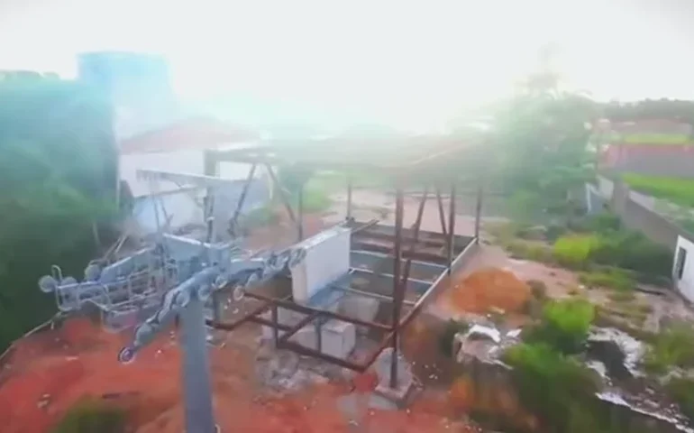 Estrutura abandonada do teleférico de Pilar vira alvo de denúncias da população