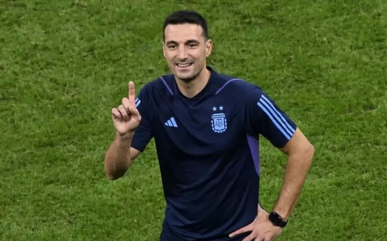 Scaloni diz que Messi 'não mente nem vende fumaça' ao se ver fora da próxima Copa