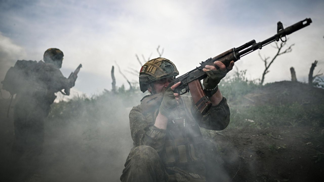 Militares russos disfarçados de ucranianos tomam abrigo, revela comandante