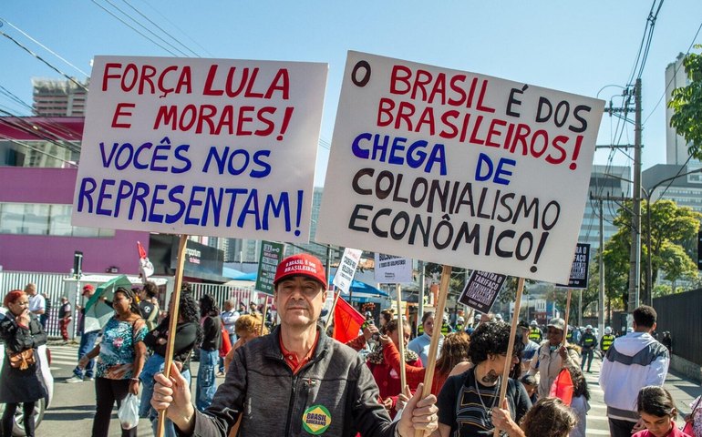 Brasileiros protestam 'tarifaço' em frente ao consulado dos EUA em São Paulo (VÍDEOS)
